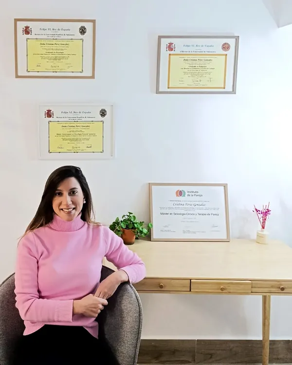 Cristina Pérez González junto a sus títulos en su consulta de Salamanca